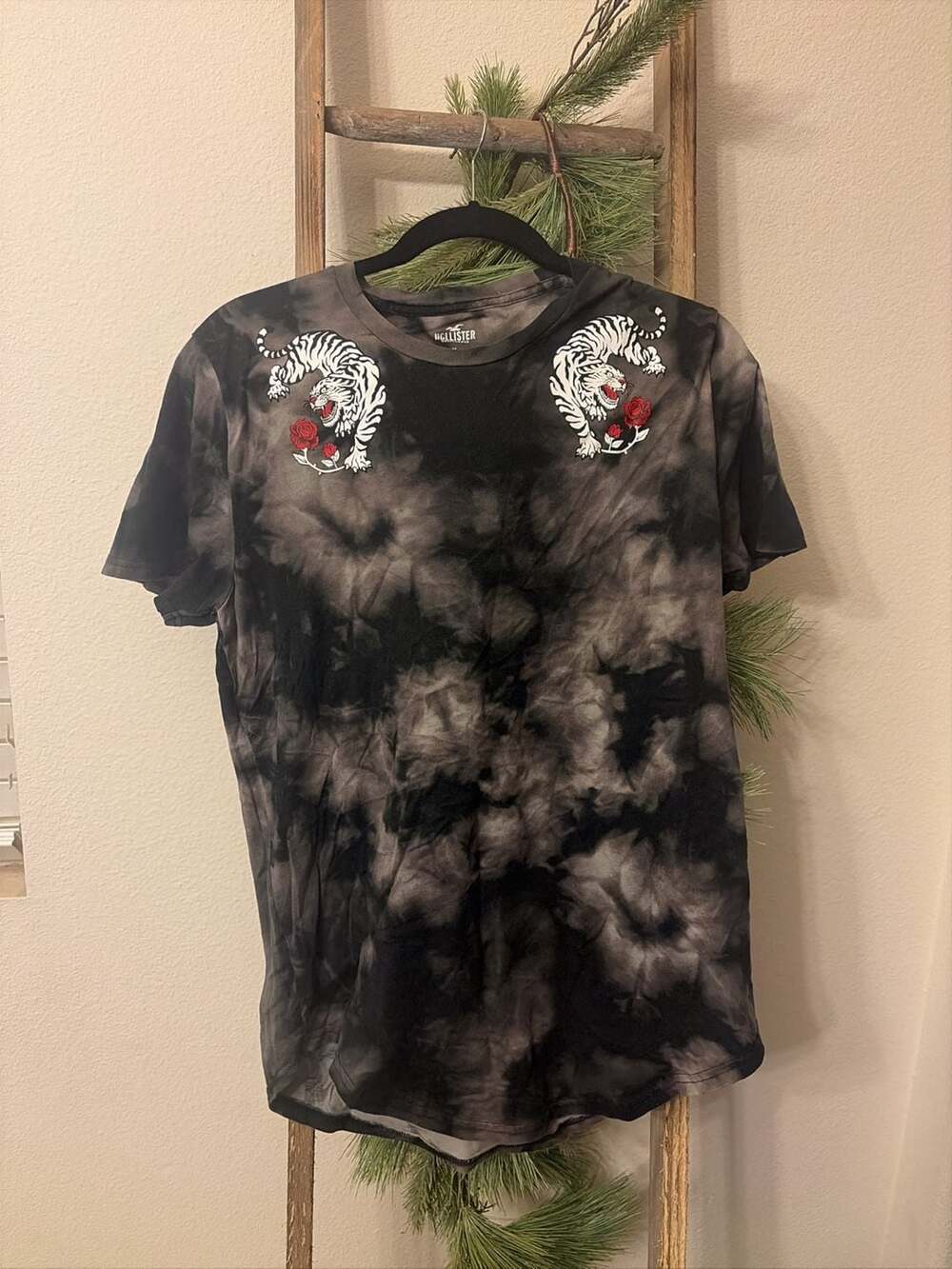 Hollister Men's Tie Dye Tiger Rose Graphic T-Shirt Size M